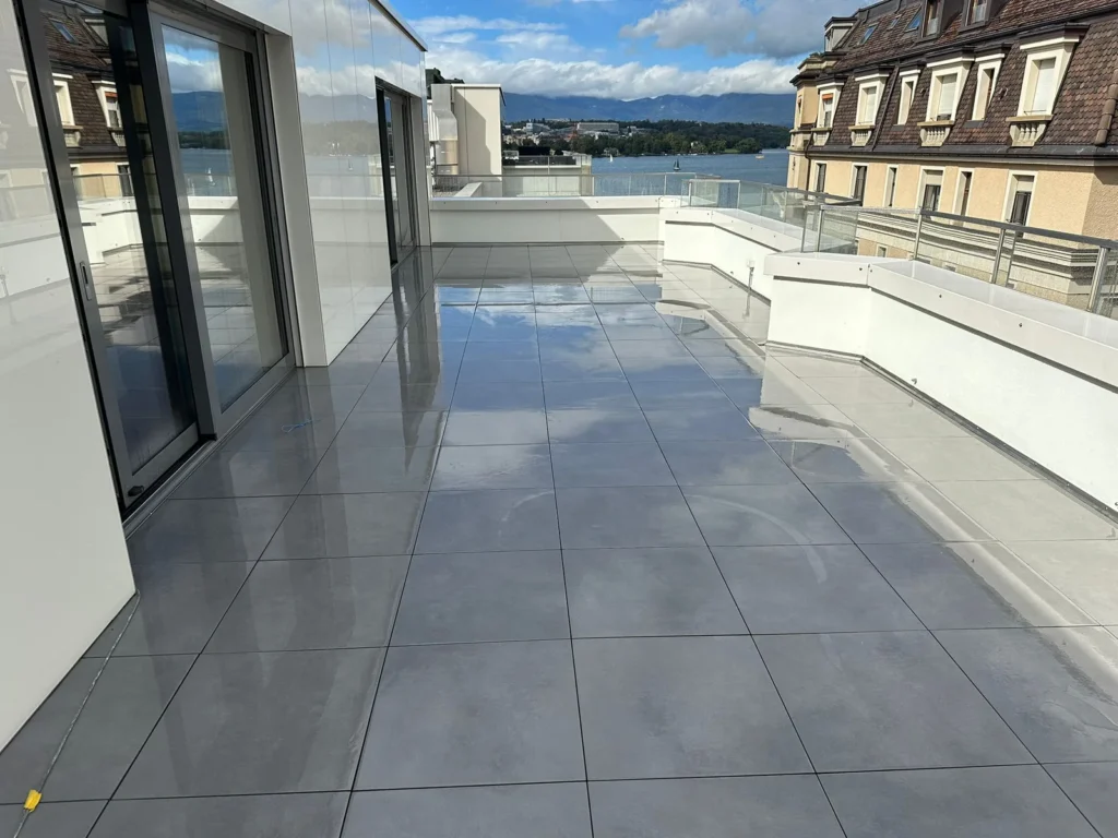 Terrasse en grès cérame face au lac