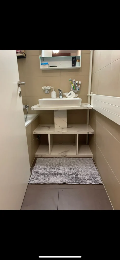 Salle de bains en faïence beige