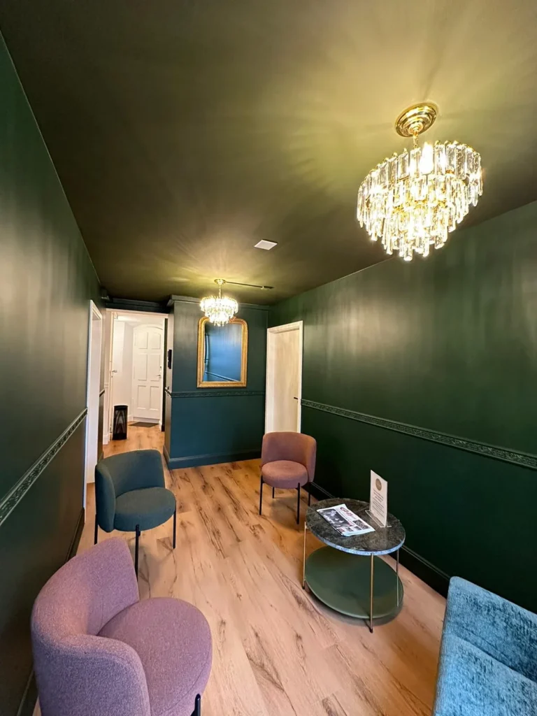 Salle d'attente de cabinet peinte en vert profond