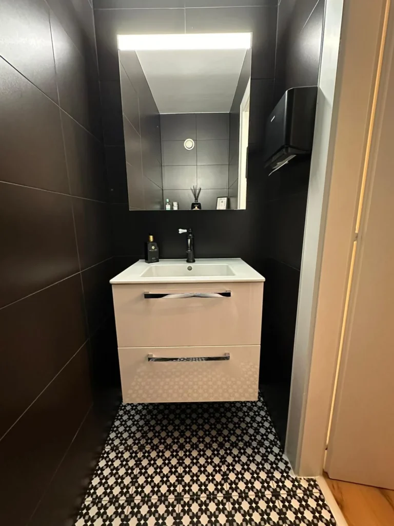 WC habillé de faïence noire