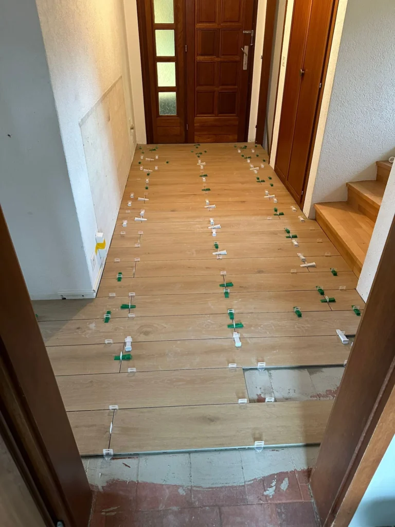 Pose de carrelage dans un hall d'immeuble