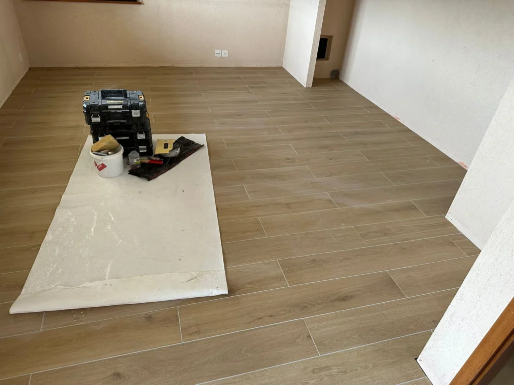Séjour, carrelage effet bois