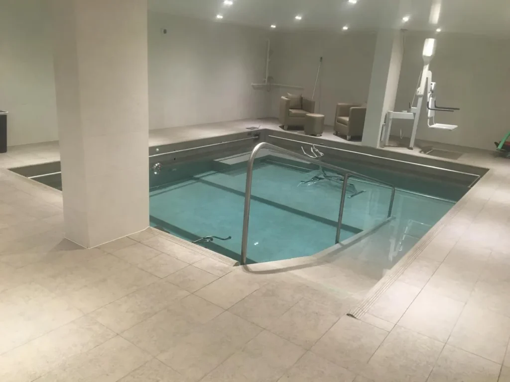 Piscine intérieure carrelée en grès cérame grand format - BA Rénovation, Carouge