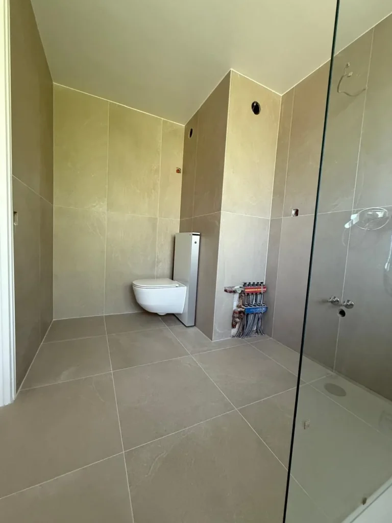 Salle de bains beige, douche à l'italienne - BA Rénovation, Carouge