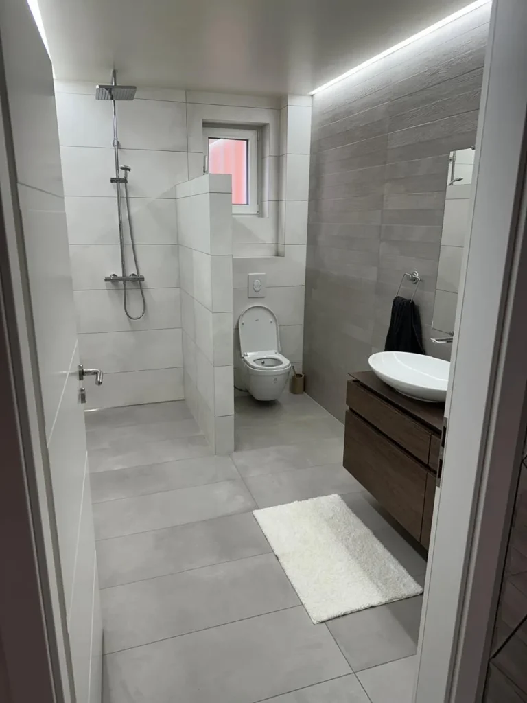 Salle de bains grise, faïence à motifs - BA Rénovation, Carouge