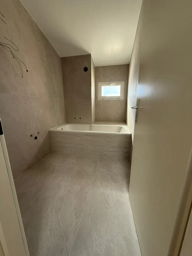 Salle de bains en pierre claire - BA Rénovation, Carouge